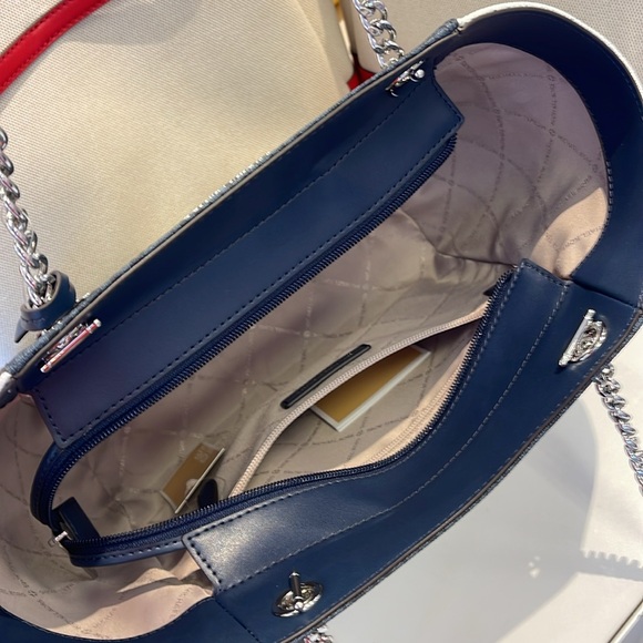 MICHAEL KORS
Jet Set Travel Lg Signature Chain Shoulder Tote Bag
Navy Multi
NWT - Picture 12 of 16